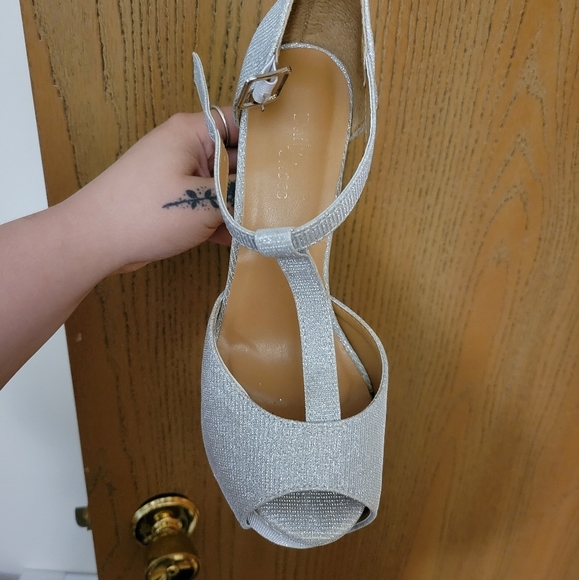 Silver heels - Picture 4 of 4